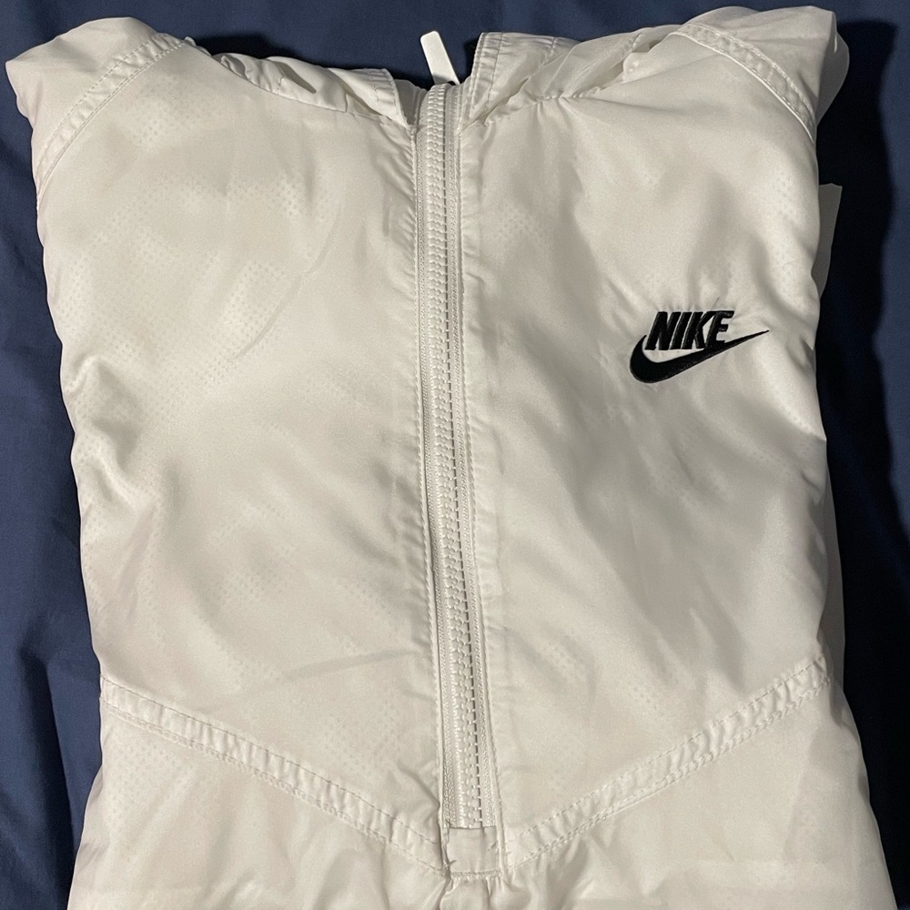 NIKE WHITE WINDRUNNER/JACKET
SIZE MEDIUM - image 2